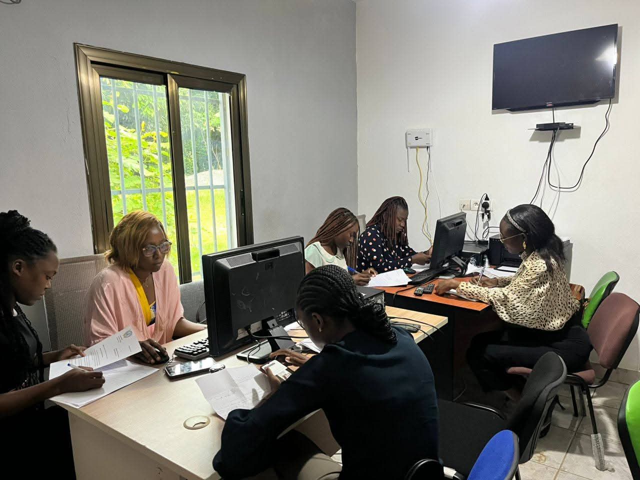 L'équipe du Cabinet Mengo Consulting en session de travail